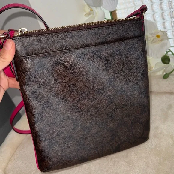 Coach crossbody - Picture 3 of 11